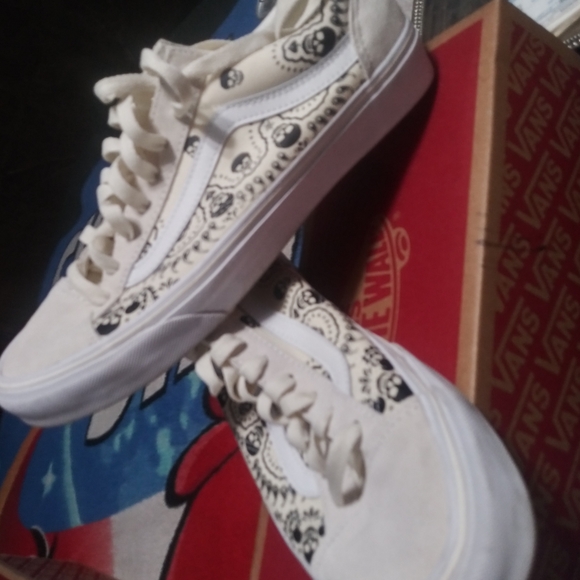 Vans Women's White and Black Skull Sneakers - Picture 2 of 4
